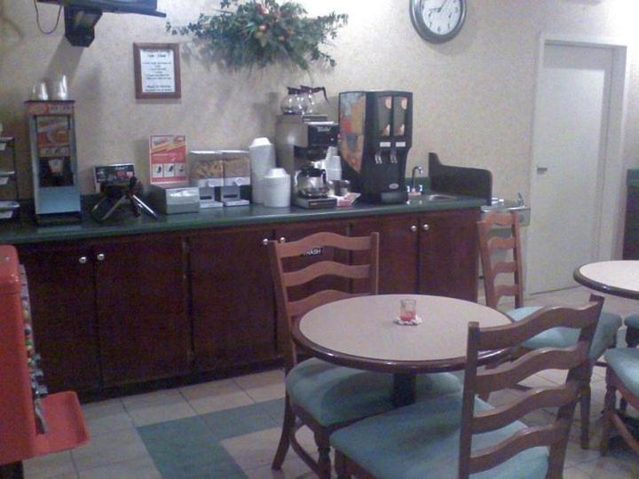 Deerfield Inn And Suites Steele Экстерьер фото